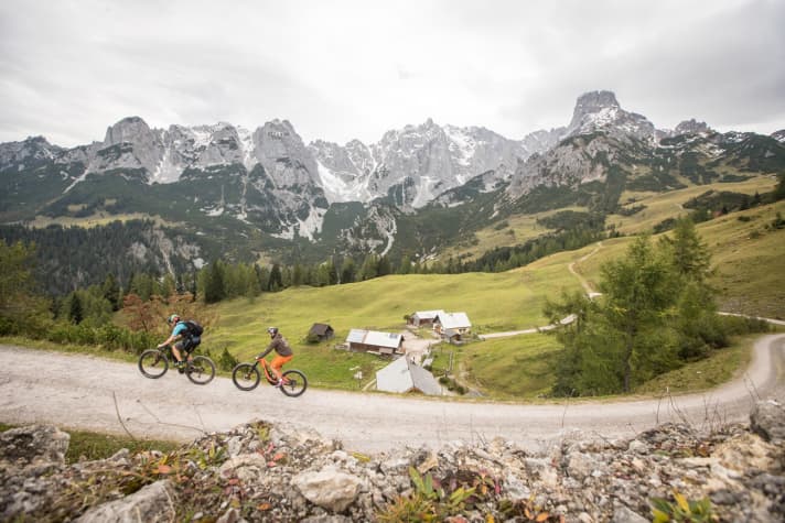   Eines der beliebtesten Tourenziele in der E-Bike-Region Tennengau: Die Loseggalm am Fuße der Bischofsmütze.