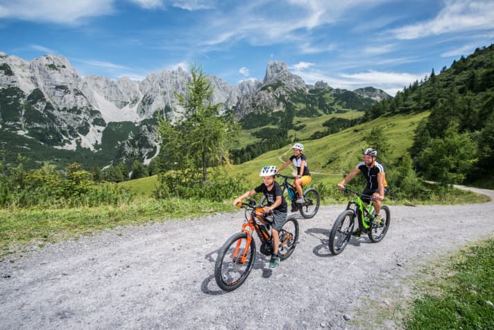  The Lammertal valley flanked by the Tennengebirge mountains or the Gosaukamm ridge as shown here - the marvellous view changes with every bend on the Loosegg tour.