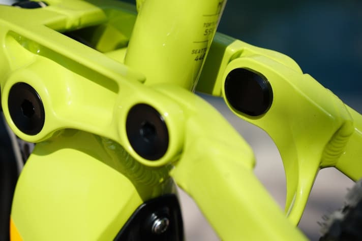   The flip chip at the upper end of the seat stays adjusts the steering angle and bottom bracket height to the 29er or 27.5 Plus rear wheel.