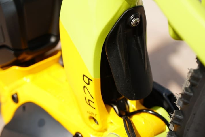   The damper is protected from dirt and stone chips by a mini mudguard (fender).