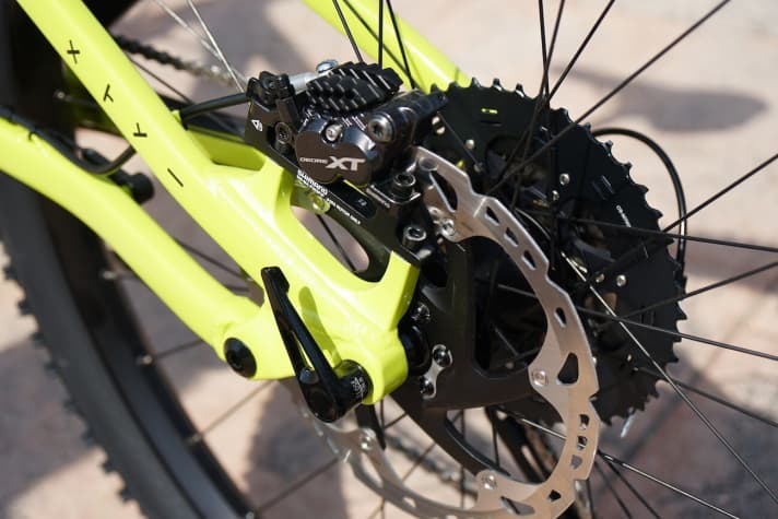   200 mm brake discs on the front and rear wheels in combination with the new <a href="mtb_news/teile_zubehoer/eurobike-2017-shimano-xt-vierkolben-bremse/a37013.html" rel="noopener noreferrer">four-piston XT</a> provide the necessary braking power, even for long and steep descents.