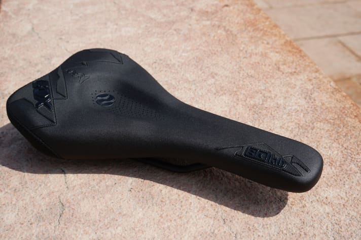   Der SQ-Lab 60X hat ein stark stufiges Heck, das E-Biker in steilen Anstiegen stabil im Sattel halten soll. Zusätzlich sorgen griffige Applikationen auf dem Sattel für guten Halt. Die Nase fällt breit aus und bietet viel Bewegungsspielraum. <a href="e_mtb/e_mtb_news_neuheiten/e-mtb-neuheiten-2018-sqlab-60x-sattel-und-70x-griffe/a38790.html"  rel="noopener noreferrer">Alle Details finden Sie hier.</a>