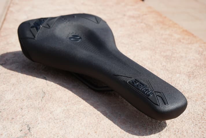   The SQLab-typical dent in the main seat area provides relief and is designed to enable pain-free biking.