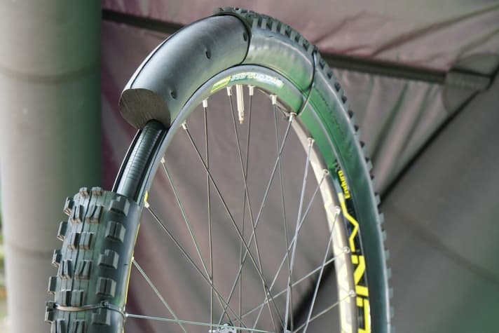   Smartmousse heißt die Innovation der Italiener von Mr. Wolf, die einen nie dagewesenen Pannenschutz für E-Mountainbikes bieten soll. Auch die Fahreigenschaften sollen sich markant verbessern.