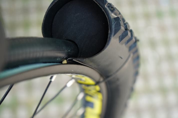   Der relativ harte Kern füllt fast den gesamten Reifen aus. Im Inneren ist Platz für einen dünnen Schlauch, der mit maximal 2,0 bar befüllt wird.