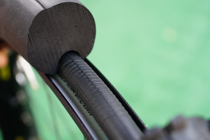   Der dünne Schlauch drückt das Smartmousse ins Felgenbett und macht das System mittels Luftdruck anpassbar.