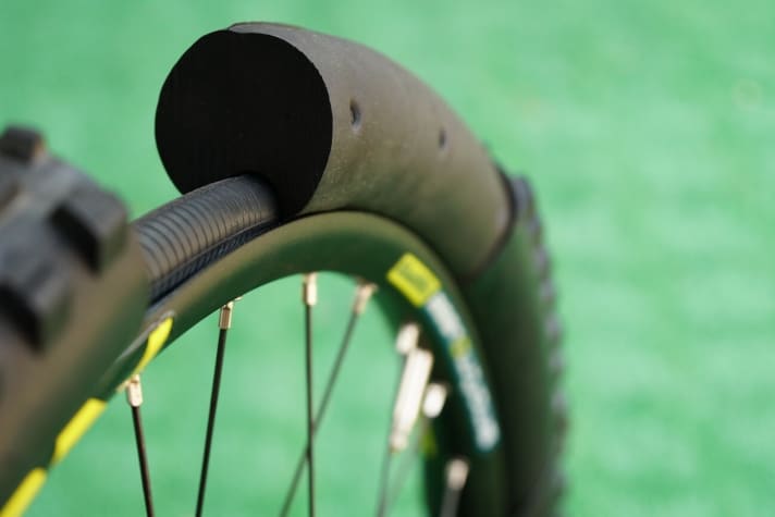   Der an Gummi erinnernde Wulst ist deutlich fester als die meisten bekannten Lösungen. Laut Mr. Wolf sind Durchschläge damit kaum möglich.