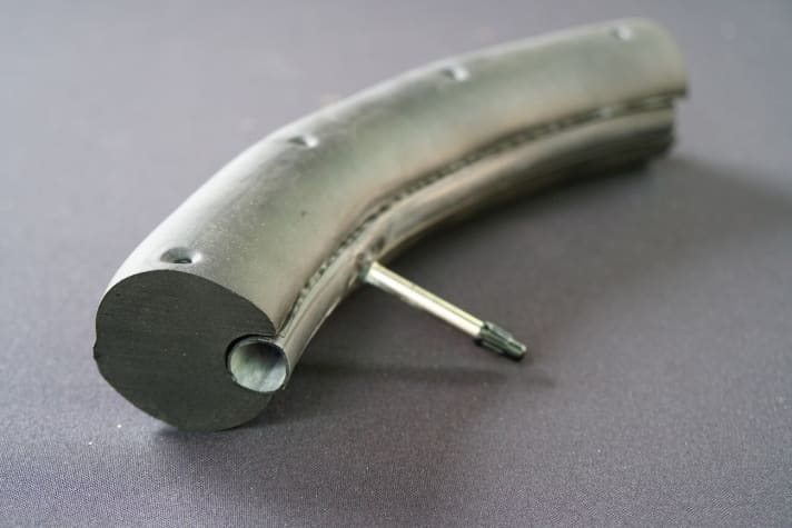   Mr. Wolf Smartmousse im Querschnitt: Der an Gummi erinnernde Kern füllt fast den kompletten Reifen aus. Der dünne Schlauch drückt das Smartmousse ins Felgenbett und macht das System mittels Luftdruck anpassbar. <a href="e_mtb/e_mtb_news_neuheiten/neu-mr-wolf-smartmousse/a38838.html"  rel="noopener noreferrer">Alle Details finden Sie hier.</a>