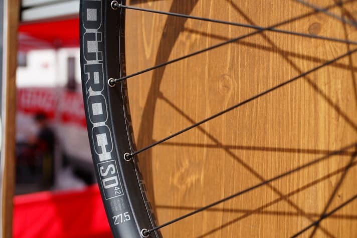   Sun Ringlé Düroc SD: Die neuen Laufräder fallen stabiler aus, als die herkömmliche Düroc-Serie und eignet sich damit speziell für schwere E-MTBs, die in hartem Gelände bestehen sollen.