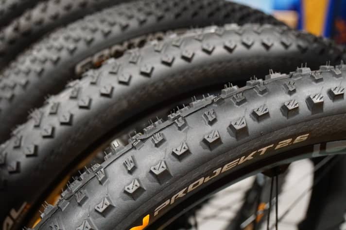   Top für E-Mountainbiker: Continental zeigt eine breite Palette an 2,6er-Reifen mit griffigem Profil. Ab sofort sollen drei der voluminösen Modelle in der hochwertigen Protection-Variante verfügbar sein.