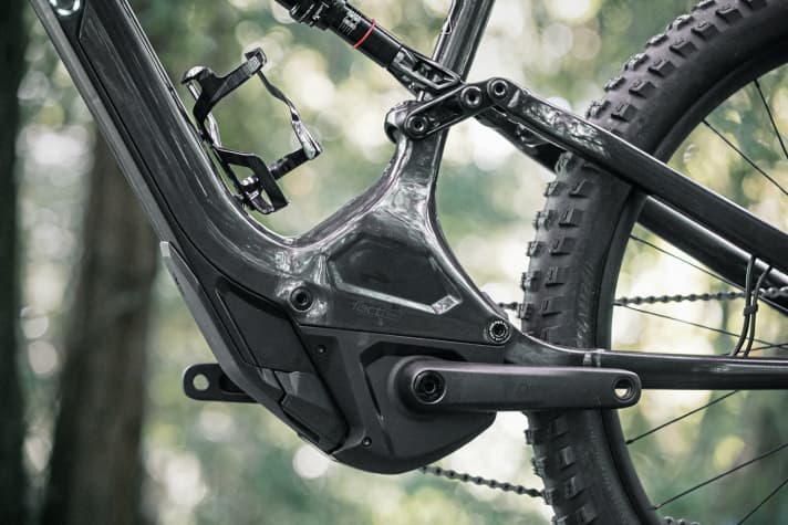  The Brose motor in a carbon casing: Specialised spent a long time working on the bottom bracket shell of the Turbo Levo FSR. Special heat conduction pads in the motor housing and between the motor and frame ensure improved heat dissipation. The carbon main frame is 500 grams lighter and 20 percent stiffer than its aluminium predecessor.