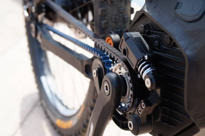   The centrepiece of the EBoxx E14 is the elaborately integrated Gates belt, which promises low maintenance and quiet riding and at the same time says goodbye to chain tears.