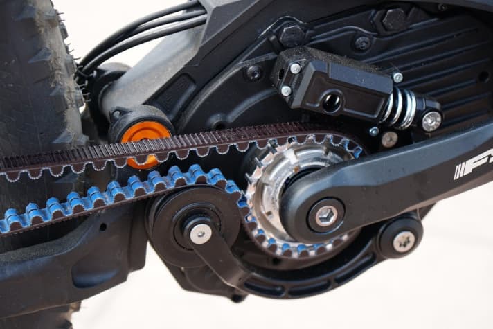   Specially developed for the EBoxx E14 drive: The elaborate belt tensioner that keeps the Gates belt in tension at every suspension travel position.