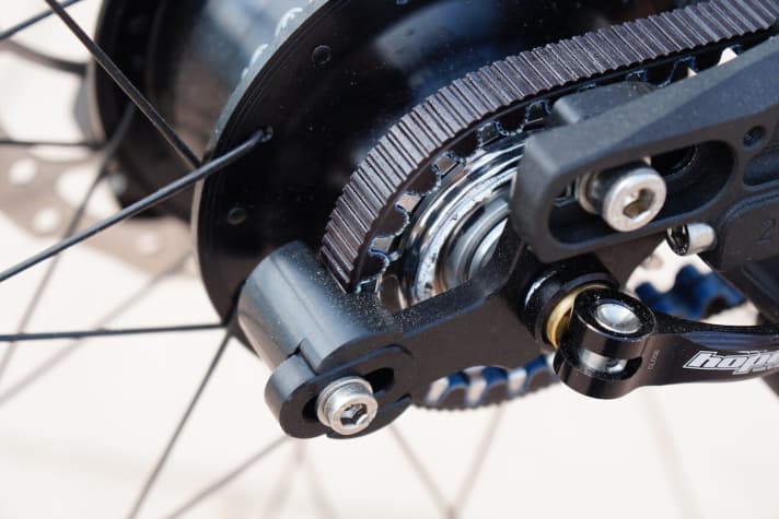   Auch an der Nabe wird der Riemen gegen Herabfallen gesichert.