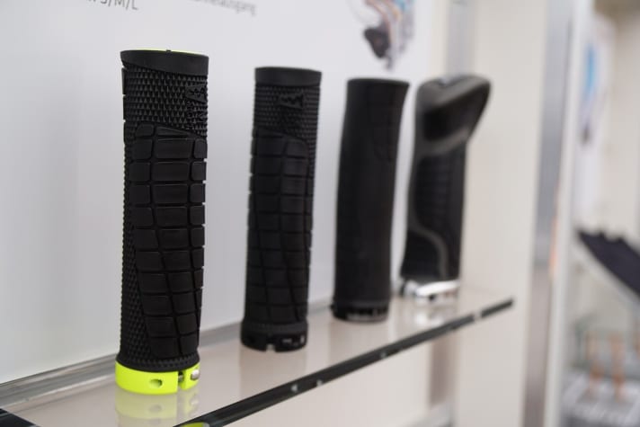   Die vier neuen SQ-Lab-Griffe im Überblick. Links, im Vordergrund: Das Modell 70X, das sportliche Trail- und E-Biker ansprechen soll.