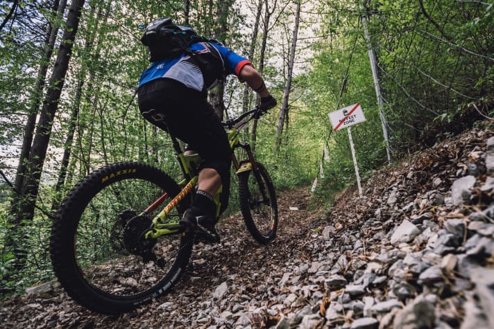 No Feet Zone bei der Bosch eMTB Challenge in Riva del Garda. Hier heißt es: Technisch sauber den Uphill hinauf.