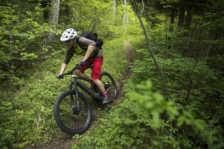   Schicke Optik, sattes Fahrwerk und enorme Traktion: Wir konnten das neue Trek Powerfly LT bereits ausgiebig über Trails scheuchen.