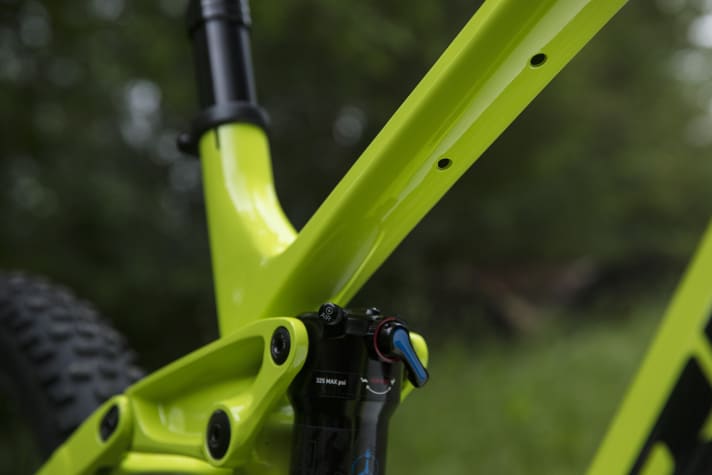   An additional bottle cage attachment under the top tube offers the option of integrating special tools, e.g. for mounting a spare tube and pump.