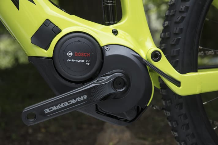  A lot of material is required in the motor mounting area. This is where the Trek engineers were able to save a lot of weight on the carbon Powerfly. As usual, all Powerflys rely on the Bosch Performance CX motor.