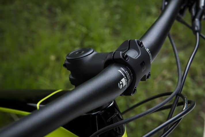   The 70-millimetre stem makes the riding position very stretched. We felt more comfortable with a shorter stem, especially on steep trails.