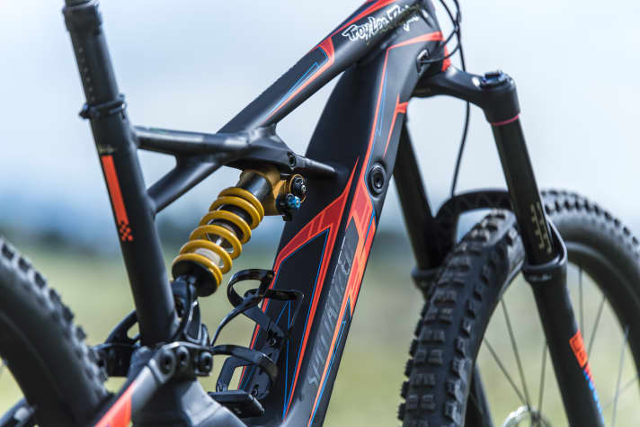   Die Ausstattung, inklusive edlem Öhlins-Stahlfederdämpfer, erbt das Turbo Kenevo vom klassischen Modell. Das spezielle Design kommt von Troy Lee.