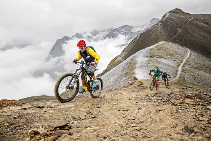   Auf langen, alpinen Touren ist eine hohe Akkureichweite Pflicht. Ersatzakku im Rucksack oder Mega-Akku im Bike - wie lässt sich das Problem lösen?