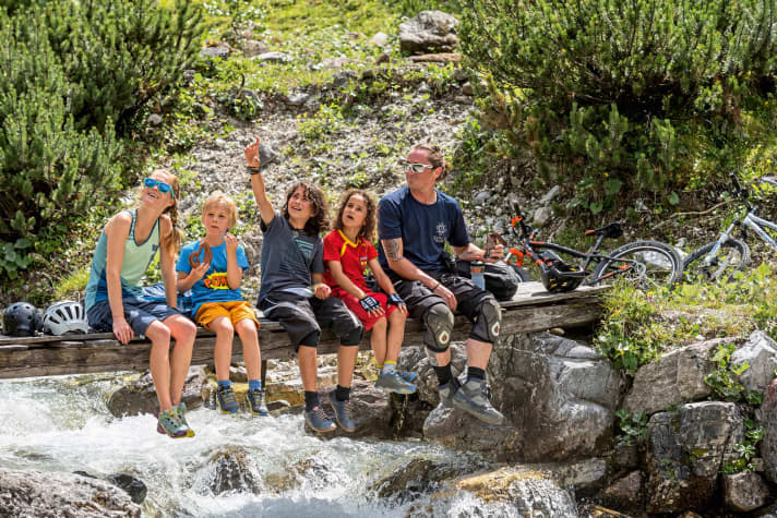 No thought of Playstation or Pokemon-Go: Max, Zoe and Nino enjoy the wonderful nature in the Gschnitz Valley with Steffen and Mimi.