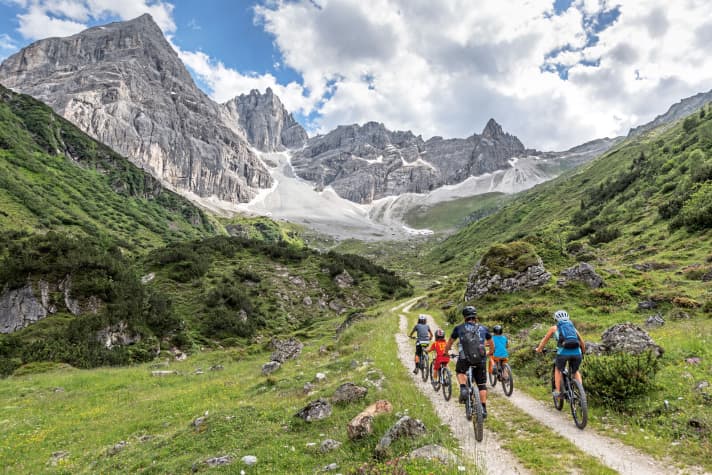Die Tiroler Tribulaune im Blick, und die Hütte ist nicht mehr weit. Das motiviert. 800 hm Auffahrt sind mit E-Bikes erstaunlich schnell absolviert.