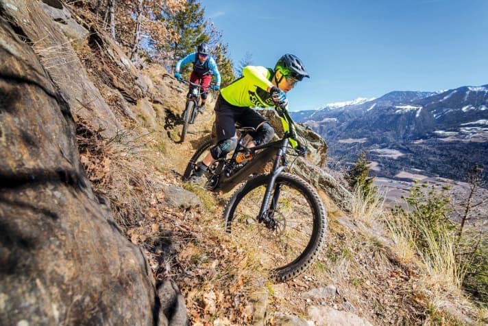   The Kenevo from Specialized shines in sleek black. Slim battery integration, minimalist control unit: visually, the bike comes surprisingly close to a non-motorised colleague.