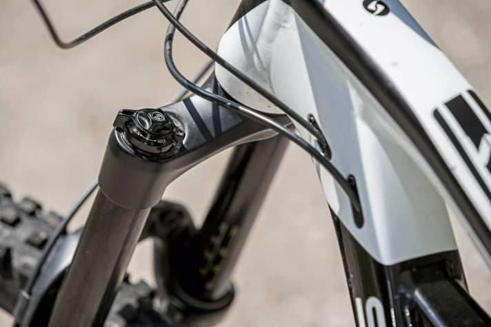   Thoughtful: The drop from 160 to 140 mm on the Pike fork helps enormously on steep uphill ramps with the short chainstays.