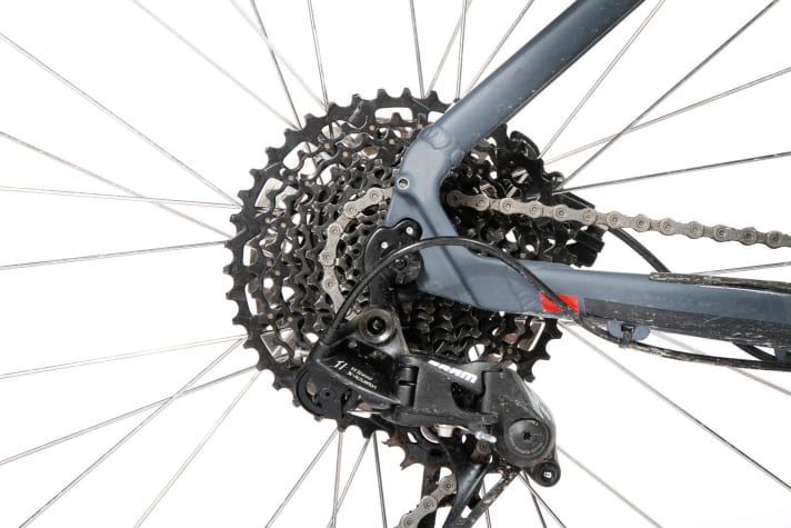   The Sram NX 11-speed drivetrain on the Radon offers a good gradation for E-MTB hardtails with 11-42 teeth and a 15-tooth sprocket at the front.