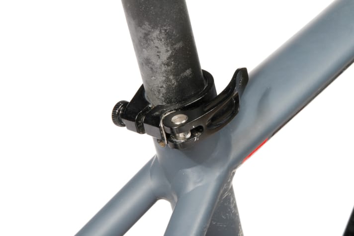   Dank gut bedienbarem Schnellspanner lässt sich der Sattel einfach absenken. Remote-Stützen gibt es in dieser Preisklasse bei Radon nicht.