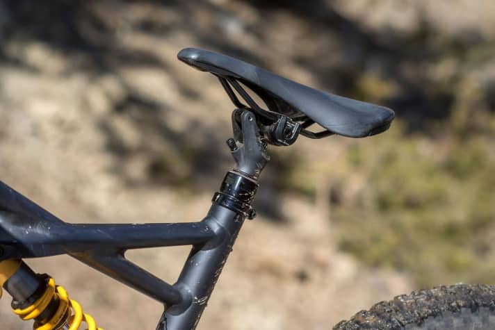   Weniger gefallen hat uns die Teleskopstütze von Specialized. Die Wu-Post bietet nur knapp 125 Millimeter Hub und kippt dafür zusätzlich nach hinten ab. Pedalieren mit halb abgesenktem Sattel, zum Beispiel technisch bergauf, wird unangenehm.