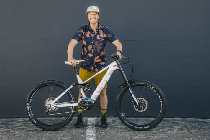   Husqvarna-Botschafter Guido Tschugg präsentiert sein neues Geschoß: Das Extreme Cross kommt mit Doppelbrückengabel und 200 Millimetern Federweg.