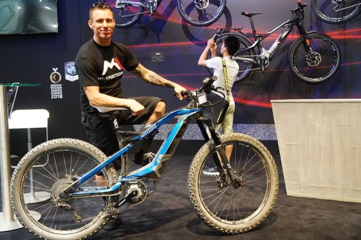   Wheelie-King Bobby Root präsentiert am M1 Sporttechnik-Stand sein neues Spitzing Evolution. Der Amerikaner ist seit 2016 Teamfahrer bei M1 und kümmert sich um M1-Belange auf dem amerikanischen Markt. 
