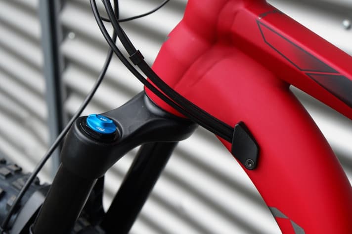   Standesgemäß: Die Zugverlegung läuft beim Centurion Numinis Trail E im Rahmeninneren.