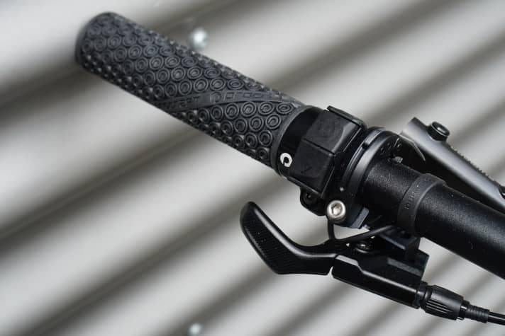   The narrow E7000 lever for motor control leaves space for the thumb switch of telescopic stabilisers and enables a slim cockpit.