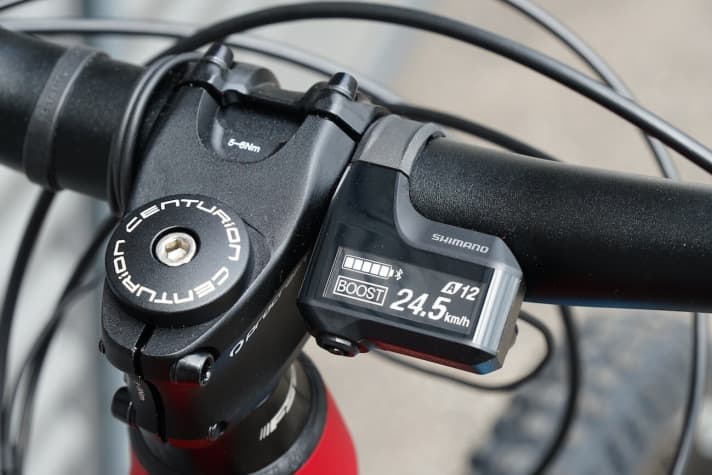  Das Shimano E7000-Display fällt ebenfalls noch schmaler aus, als die E8000er-Variante. Auf eine Farbanzeige der Unterstützungsmodi wird verzichtet.
