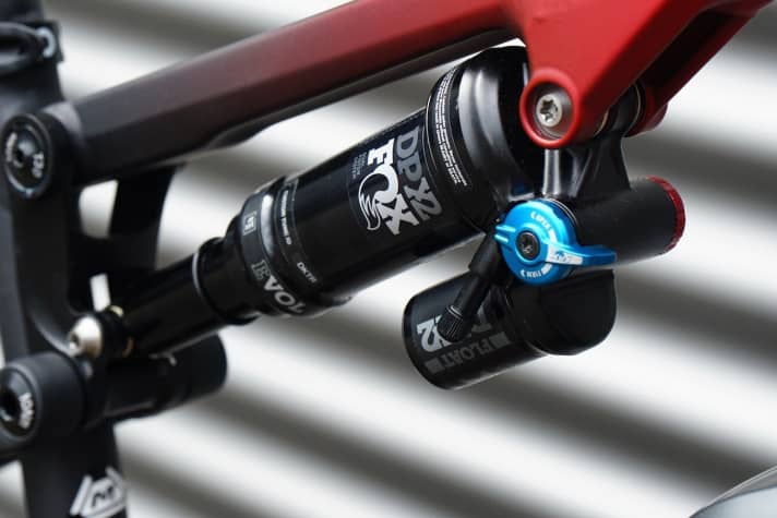   Das Centurion Numinis Trail E setzt ausnahmslos auf Dämpfer mit Ausgleichsbehälter. Bei den beiden teureren Modellen kommen Fox-Elemente zum Einsatz, im Einstiegsmodell arbeitet ein Suntour-Dämpfer.