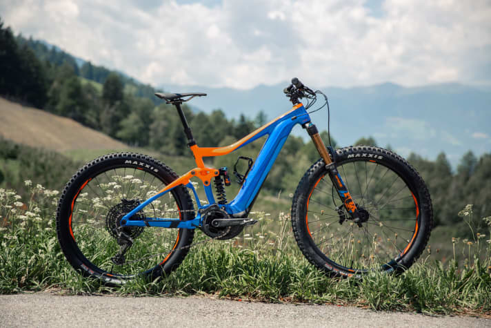 The Trance E+ remains at 27.5 inches. The SX model shown here offers slightly more reserves for rough terrain.