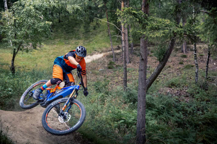  We have already been able to test the sportiest version, the Giant Trance E+ SX, extensively on the trails in Val Venosta/Vinschgau. You can read how the bike performs in EMTB 3/18, available from newsagents from 7 August.