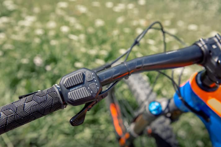   Schön schlicht: Die Bedieneinheit mit Anzeige von Akkustand und Unterstützungsstufe. Auf ein Display verzichtet Giant.