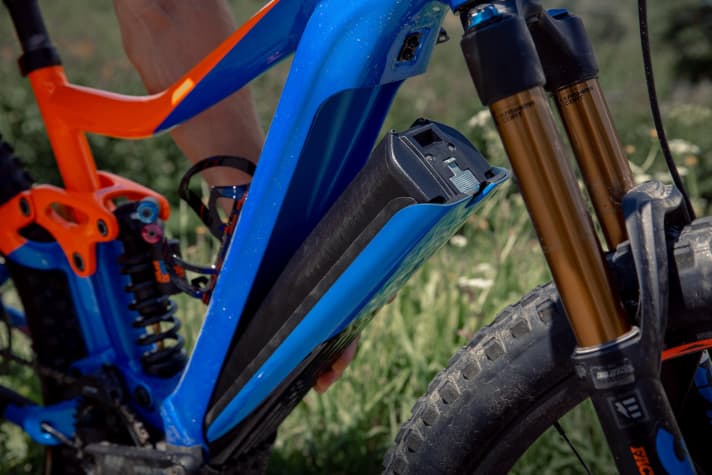   The 500 watt-hour Panasonic battery disappears into the slim down tube and can be removed from below.