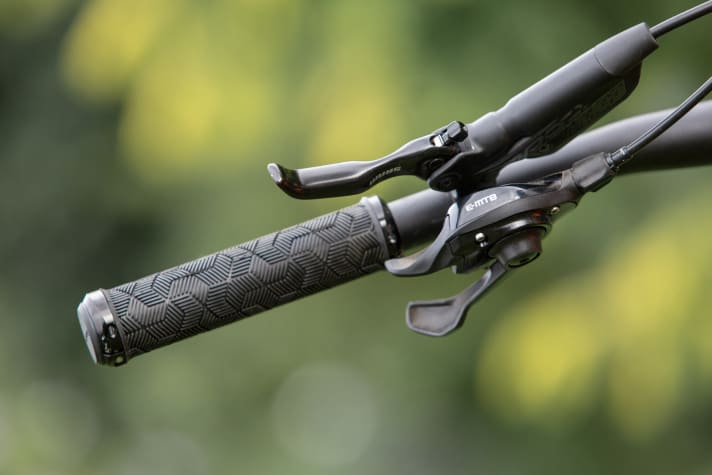   Die Sram Eagle 12fach-Gruppen kommen mit extra-Shifter, der nur das Schalten einzelner Gänge erlaubt. Das soll den Antriebsstrang schonen.
