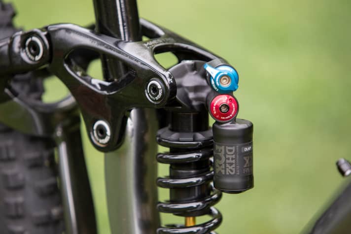   Full downhill power: The SX models rely on powerful steel spring dampers from Fox.