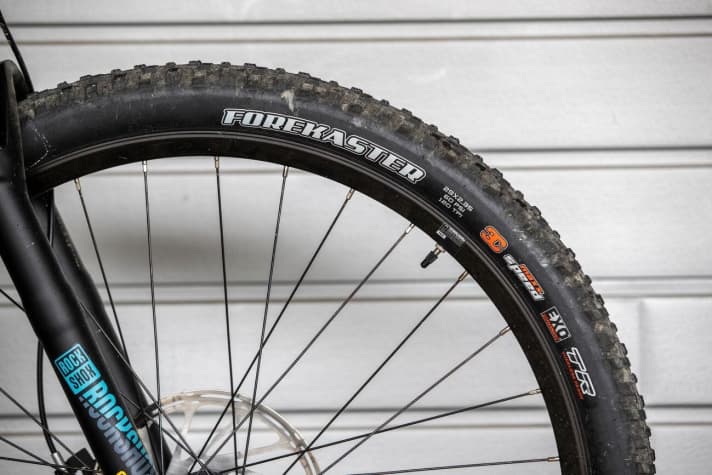   Both bikes run on either 29- or 27.5-inch tyres.