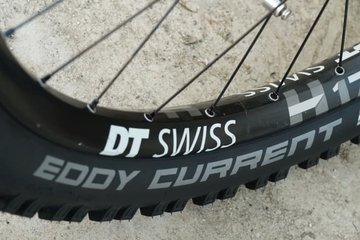   Eddy Current, which means "eddy current". A fitting name for the first tyre developed explicitly for e-mountainbikes.
