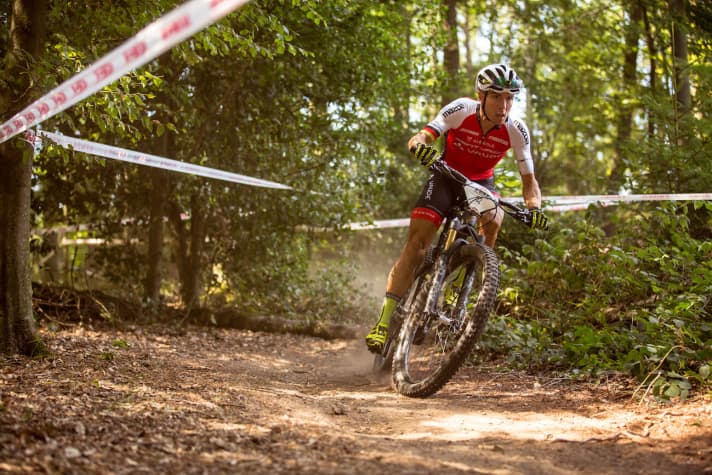   Marathon-Profi Jochen Käß vom Team Centurion Vaude unterwegs im flachen Gelände der Deustchen E-Bike-Meisterschaft. 
