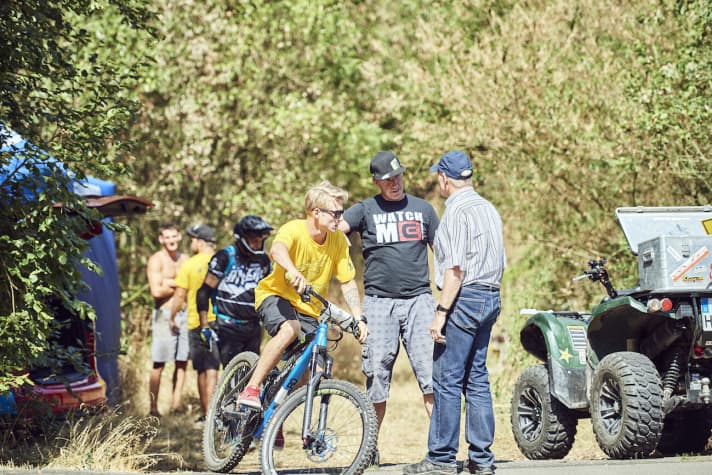   Das Kontroll-Team um Streckenchef Sven Schreiber bei der Arbeit. Für zwei Bikes und ihre Fahrer war an dieser Stelle Schluss.