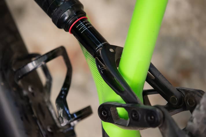   Mittels Flipchip kann die Geometrie angepasst werden. So soll das Specialized Levo sowohl mit 29 Zoll, als auch mit 27,5 Plus funktionieren. Im Rahmendreieck ist Platz für einen Flaschenhalter.